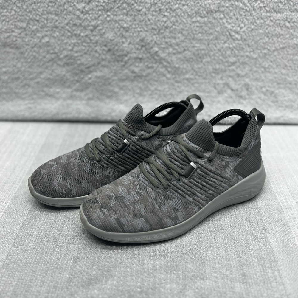 Size 8 men’s FJ great condition grey camouflage